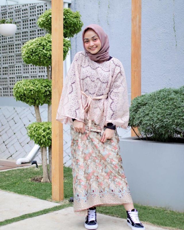 10 Ide Cantik Padukan Busana Formal dengan Sneakers ke Kondangan. Siap-siap Curi Perhatian!