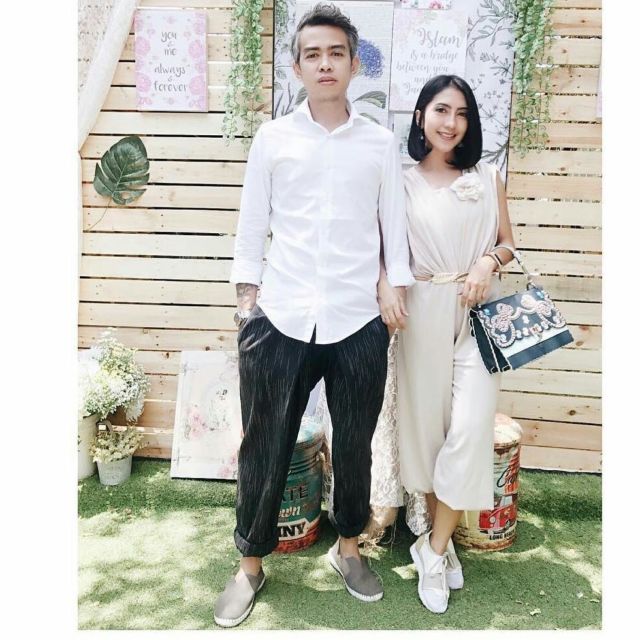 10 Ide Cantik Padukan Busana Formal dengan Sneakers ke Kondangan. Siap-siap Curi Perhatian!