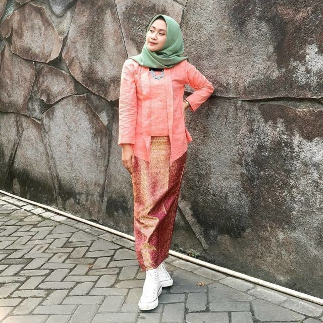 10 Ide Cantik Padukan Busana Formal dengan Sneakers ke Kondangan. Siap-siap Curi Perhatian!