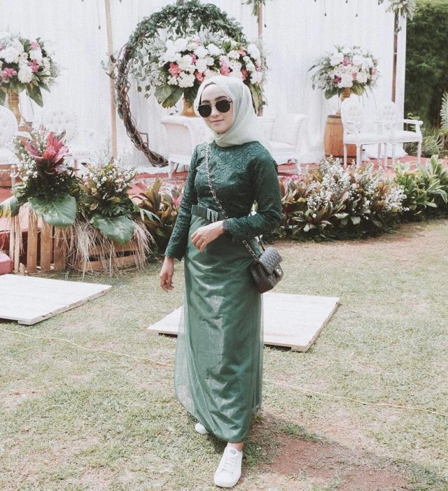 10 Ide Cantik Padukan Busana Formal dengan Sneakers ke Kondangan. Siap-siap Curi Perhatian!