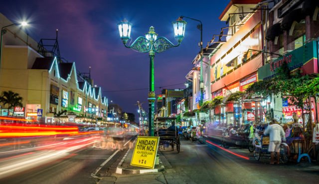 8 Hal yang Dirasakan Anak Rantau Saat Malam Pertama di Kota Orang. Sendu-Sendu Kocak Gimana Gitu