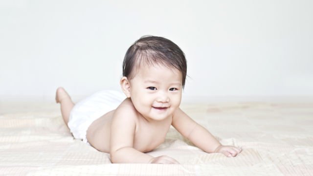 Bukan Sekadar Tengkurapin Bayi, Ini 4 Alasan Tak Perlu Takut Latih Tummy Time ke Bayimu Nanti