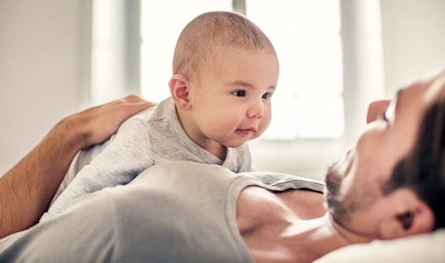 Bukan Sekadar Tengkurapin Bayi, Ini 4 Alasan Tak Perlu Takut Latih Tummy Time ke Bayimu Nanti