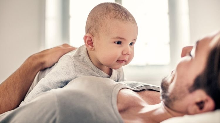 Bukan Sekadar Tengkurapin Bayi, Ini 4 Alasan Tak Perlu Takut Latih Tummy Time ke Bayimu Nanti