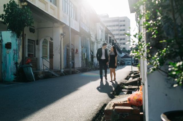 Tak Harus di Pantai atau Hutan, 10 Ide Foto Prewedding di Jalanan Ini Tak Kalah Berkesan