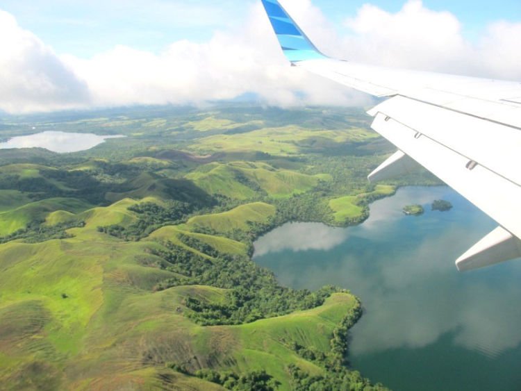 6 Cara Menikmati Danau Sentani di Papua. Jelajahi Danau Ini Bagaikan Liburan New Zealand!