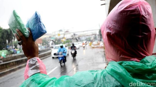 Mendung Disertai Angin Ribut Nggak Selalu Akan Hujan. Kadang 6 Hal Kocak ini yang Justru Jadi Tandanya