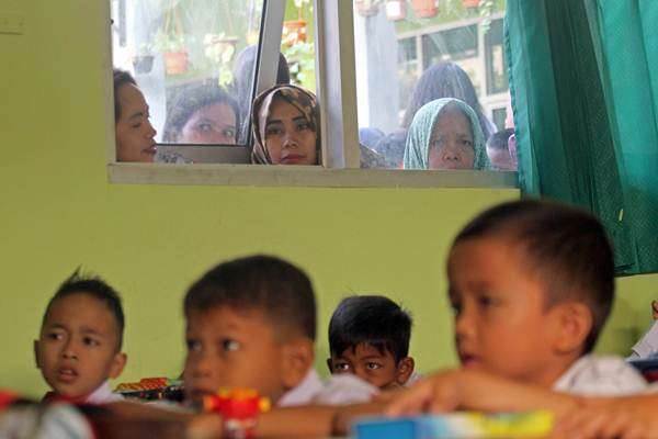 6 Hal yang Mungkin Jadi Alasan Gadis Viral ini Nemplok di Tembok Kelas. Hobi Manjat Apa Gimana sih?