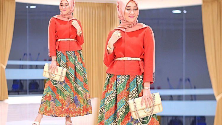 Elegan dan Modern Dengan Outfit Batik, OOTD Para Hijabers Ini Patut Kamu Contek Girls!