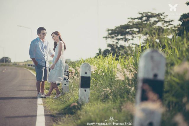 Tak Harus di Pantai atau Hutan, 10 Ide Foto Prewedding di Jalanan Ini Tak Kalah Berkesan