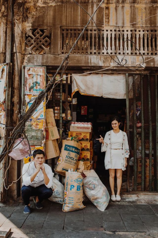 Tak Harus di Pantai atau Hutan, 10 Ide Foto Prewedding di Jalanan Ini Tak Kalah Berkesan