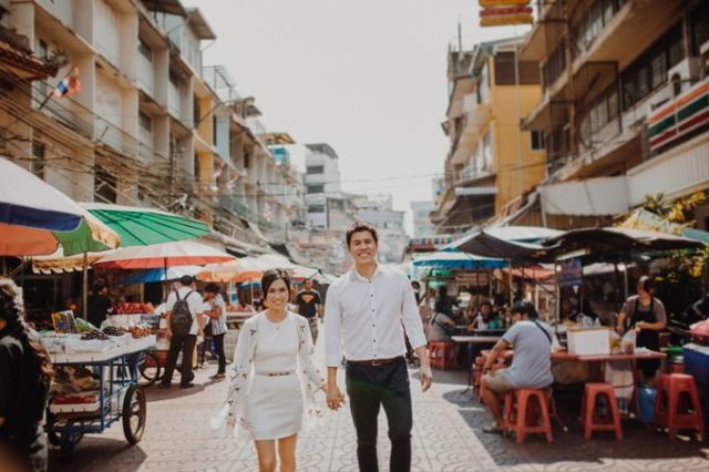 Tak Harus di Pantai atau Hutan, 10 Ide Foto Prewedding di Jalanan Ini Tak Kalah Berkesan