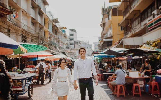 Tak Harus di Pantai atau Hutan, 10 Ide Foto Prewedding di Jalanan Ini Tak Kalah Berkesan