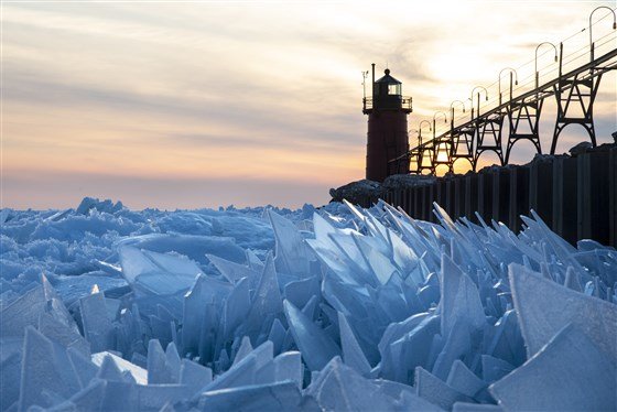 Kemarin Beku Total, Sekarang Pecahan Es di Danau Michigan Ini Begitu Memukau. Tapi Hati-hati, Tajam!