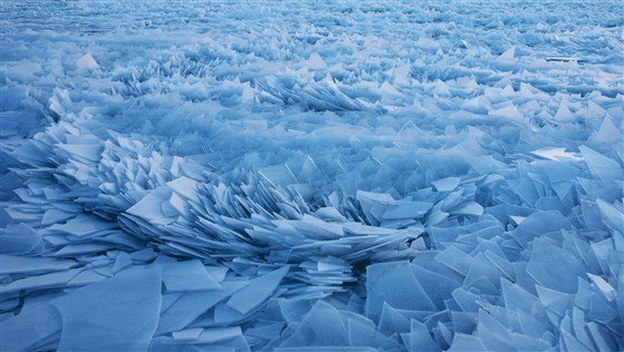 Kemarin Beku Total, Sekarang Pecahan Es di Danau Michigan Ini Begitu Memukau. Tapi Hati-hati, Tajam!