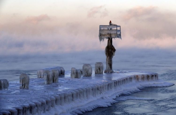 Kemarin Beku Total, Sekarang Pecahan Es di Danau Michigan Ini Begitu Memukau. Tapi Hati-hati, Tajam!