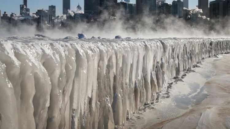 Kemarin Beku Total, Sekarang Pecahan Es di Danau Michigan Ini Begitu Memukau. Tapi Hati-hati, Tajam!