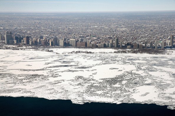 Kemarin Beku Total, Sekarang Pecahan Es di Danau Michigan Ini Begitu Memukau. Tapi Hati-hati, Tajam!