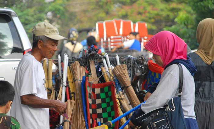 10 Ungkapan Hati dari Pembeli yang Nggak Bisa Nawar di Pasar. Serba Salah, tapi Lemah Akutu! :(