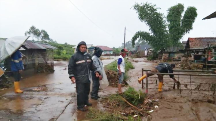 Banjir Bandang Rendam Ratusan Rumah di Kabupaten Bandung. Padahal Termasuk Dataran Tinggi Lo!