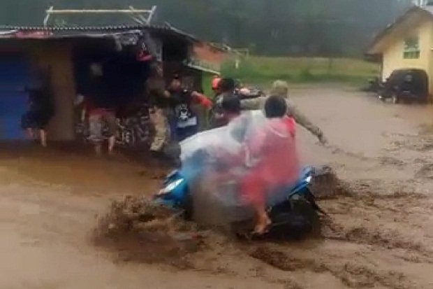 Banjir Bandang Rendam Ratusan Rumah di Kabupaten Bandung. Padahal Termasuk Dataran Tinggi Lo!