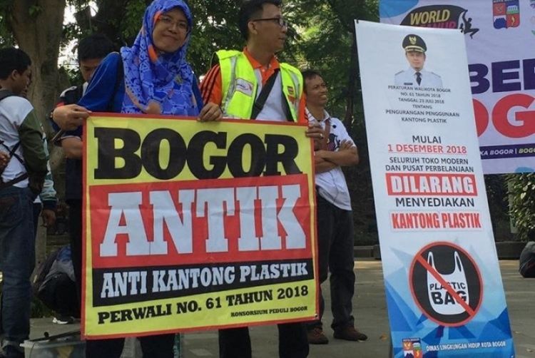 7 Episode Larangan Kantong Plastik Sekali Pakai. Ini Ada Lagi Aturan Terbaru Plastik Berbayar