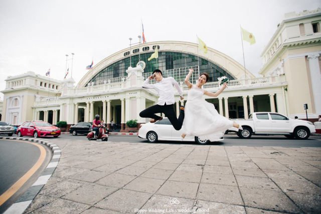 Tak Harus di Pantai atau Hutan, 10 Ide Foto Prewedding di Jalanan Ini Tak Kalah Berkesan