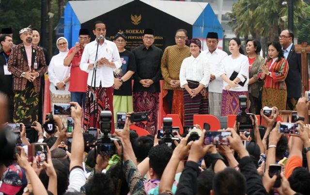 Pak Jokowi Ingin Ada Kebijakan Wajib Pakai Sarung Tiap Sekali Sebulan, Apa Alasannya?