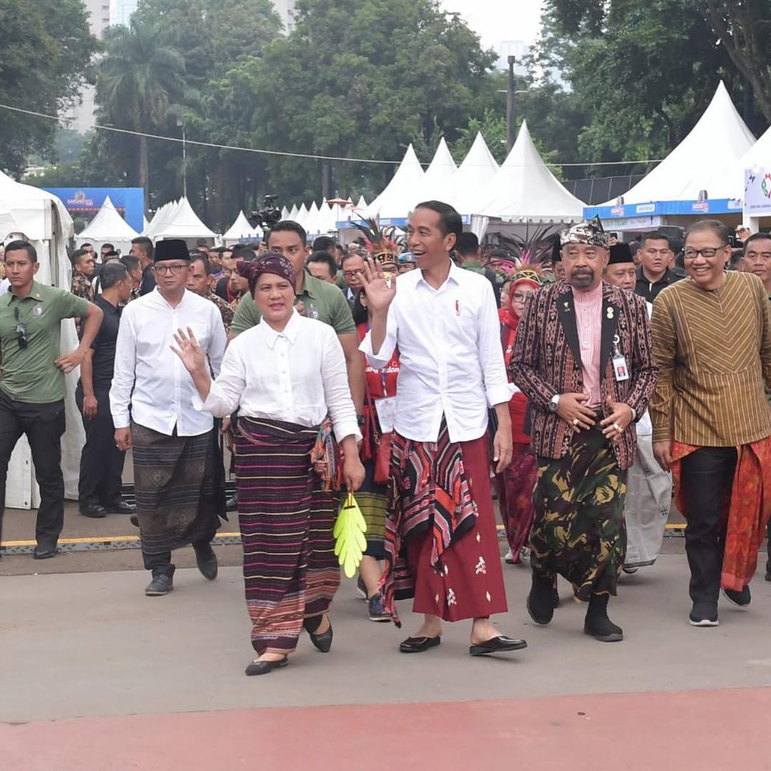 Pak Jokowi Ingin Ada Kebijakan Wajib Pakai Sarung Tiap Sekali Sebulan, Apa Alasannya?