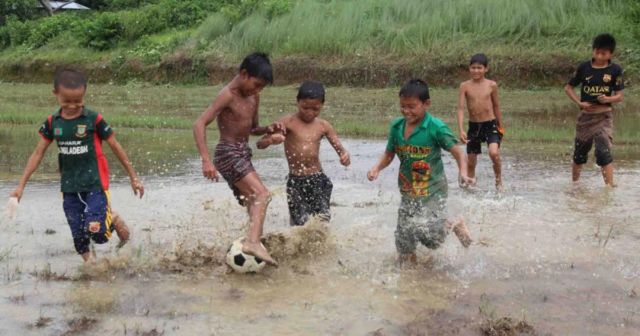 Mendung Disertai Angin Ribut Nggak Selalu Akan Hujan. Kadang 6 Hal Kocak ini yang Justru Jadi Tandanya