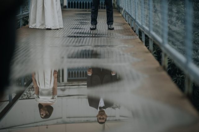 Tak Harus di Pantai atau Hutan, 10 Ide Foto Prewedding di Jalanan Ini Tak Kalah Berkesan