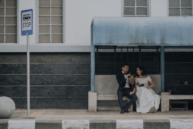 Tak Harus di Pantai atau Hutan, 10 Ide Foto Prewedding di Jalanan Ini Tak Kalah Berkesan