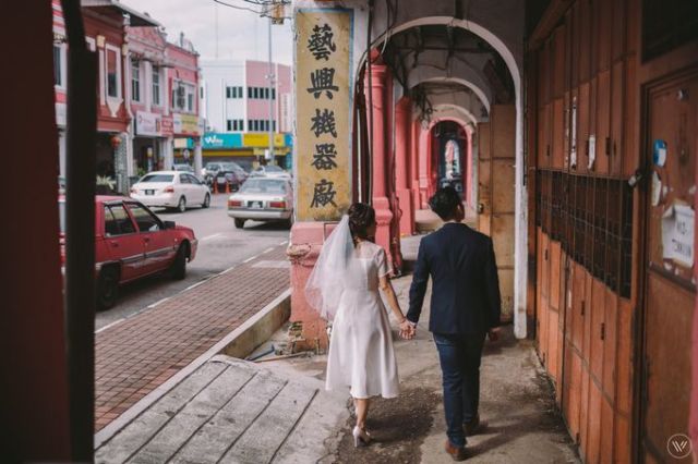 Tak Harus di Pantai atau Hutan, 10 Ide Foto Prewedding di Jalanan Ini Tak Kalah Berkesan