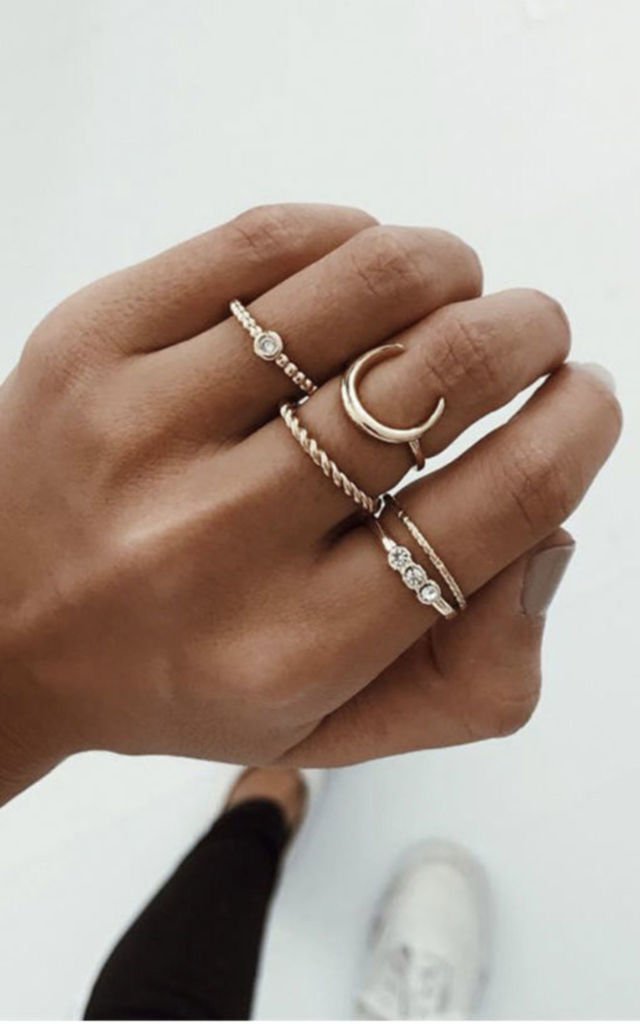 10 Ide Pakai Ring Set Kekinian yang Katanya Lagi Digilai Cewek-cewek Korea. Kamu Nggak Mau Coba?