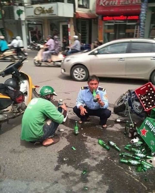 12 Potret Kocak Orang-Orang Santai di Segala Kondisi. Seberat Apa pun Bebannya, Asyikin Aja Lagi~