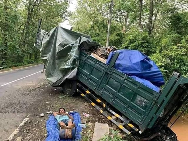 12 Potret Kocak Orang-Orang Santai di Segala Kondisi. Seberat Apa pun Bebannya, Asyikin Aja Lagi~