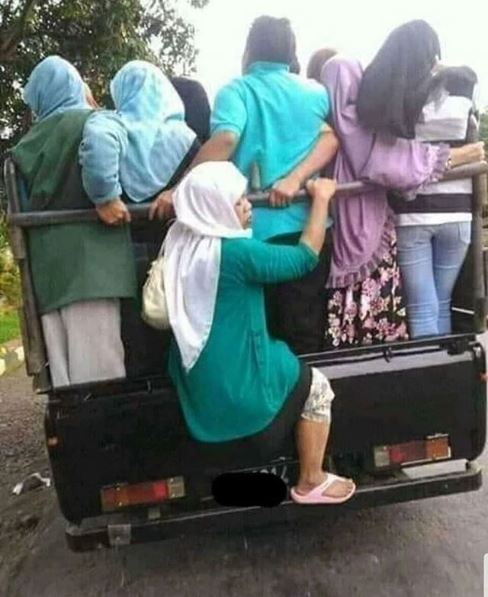 11 Kelakuan Penumpang Pick Up yang Bikin Jantung Berdebar. Jangan Biarin Emak Kita Ikut Rombongan!