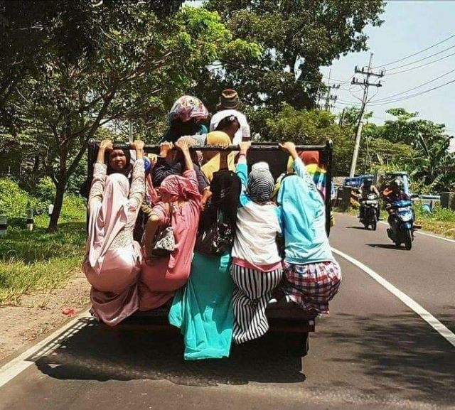 11 Kelakuan Penumpang Pick Up yang Bikin Jantung Berdebar. Jangan Biarin Emak Kita Ikut Rombongan!