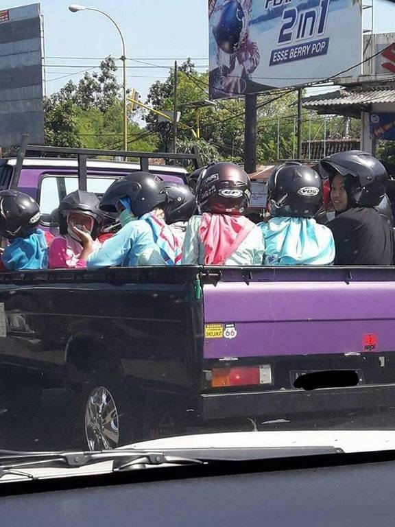 11 Kelakuan Penumpang Pick Up yang Bikin Jantung Berdebar. Jangan Biarin Emak Kita Ikut Rombongan!