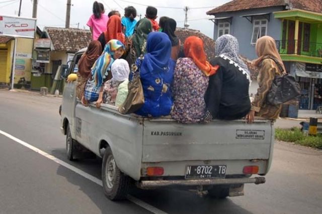 11 Kelakuan Penumpang Pick Up yang Bikin Jantung Berdebar. Jangan Biarin Emak Kita Ikut Rombongan!