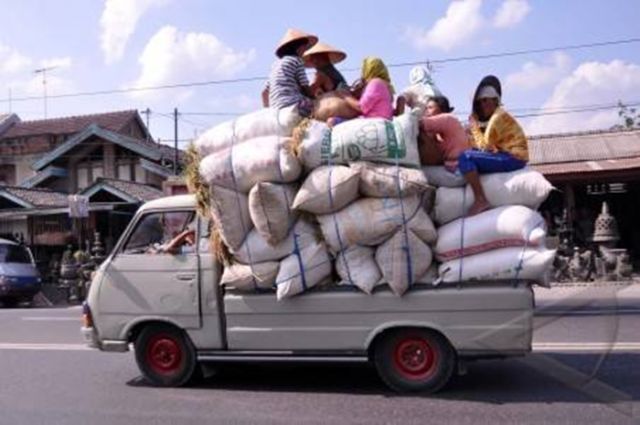 11 Kelakuan Penumpang Pick Up yang Bikin Jantung Berdebar. Jangan Biarin Emak Kita Ikut Rombongan!