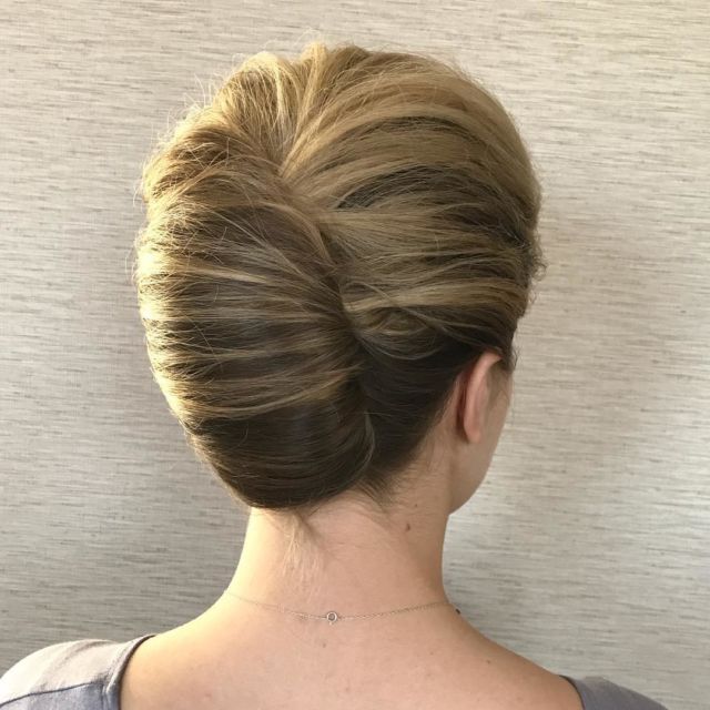 12 Gaya Rambut untuk Bridesmaid di Nikahan Teman. Terlihat Elegan dan Awet Muda, Masa Nggak Mau?