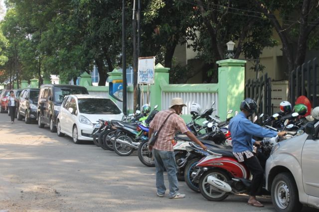 8 Uneg-Uneg Hati dari Korban Juru Parkir yang Sering Muncul Tiba-tiba. Kembalikan Dua Ribu Kami, Kir!