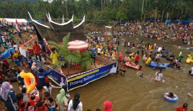 Mandi bersama di sungai