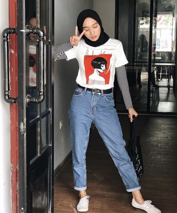 10 Ide Padu Padan Kaus Lengan Pendek Untuk Hijabers. Sopan Tertutup, tapi Tetap Stylish dan Kece