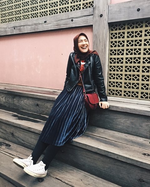 9 Ide Pakai Rok dengan Sneakers ala Selebgram Bella Attamimi. Feminin, Namun Ada Sentuhan Sporty