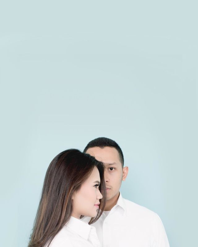 10 Ide Pre-wedding Minimalis dengan Latar Tembok Polos, Murah Meriah tapi Tetap Berkelas