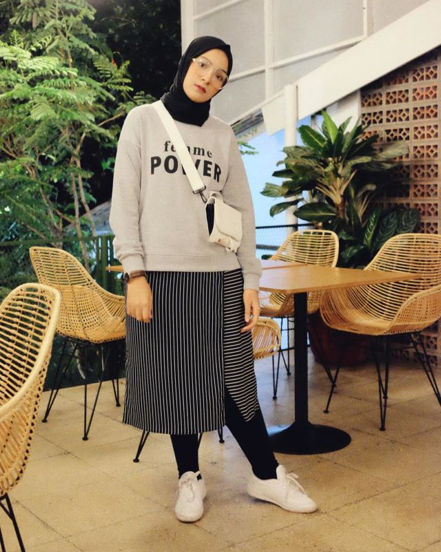 9 Ide Pakai Rok dengan Sneakers ala Selebgram Bella Attamimi. Feminin, Namun Ada Sentuhan Sporty