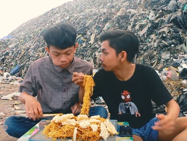 Meski Kesannya Menjijikkan, Video Viral Mukbang di TPA itu Memiliki Pesan Baik di Baliknya lo