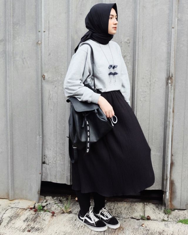 9 Ide Pakai Rok dengan Sneakers ala Selebgram Bella Attamimi. Feminin, Namun Ada Sentuhan Sporty